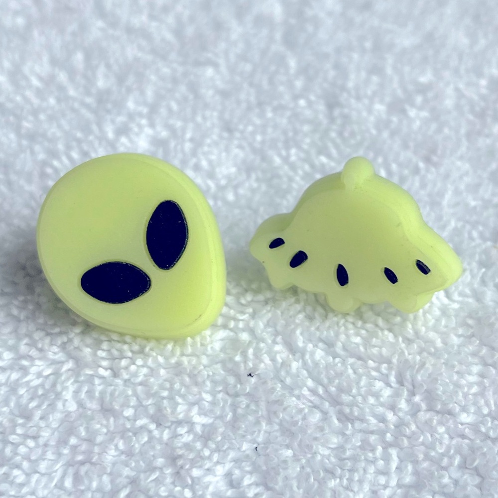 Crocs Jibbitz Alien & Spaceship Glow In The Dark Charms